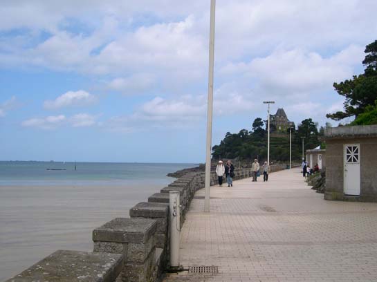  promenade aménagée le long de la mer